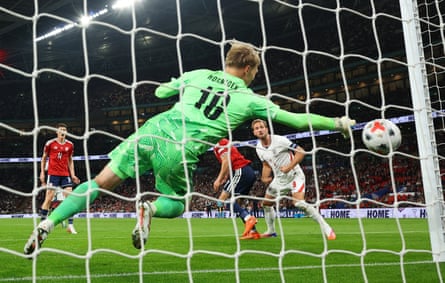 Harry Kane heads EnglandâÂÂs third past CzechiaâÂÂs Lukas Hornicek