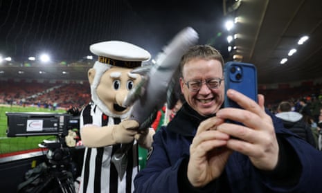 Arsenal v Everton, Sheffield United v Tottenham: Premier League and FA Cup – live | Soccer 3 Grimsby Town's mascot The Mighty Mariner beats a fan over the head with an inflatable fish ahead of the English FA Cup fifth round football match.