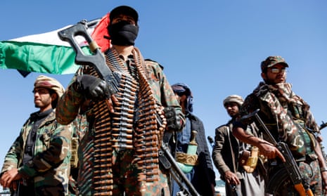 Combatientes y miembros de tribus hutíes organizan una manifestación cerca de Saná, Yemen, el 14 de enero contra los ataques de Estados Unidos y el Reino Unido contra instalaciones militares dirigidas por hutíes.