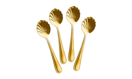 Quatre cuillères en forme de coquille d'or