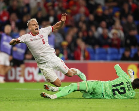 Danny Ward brings down Gustav Isaksen