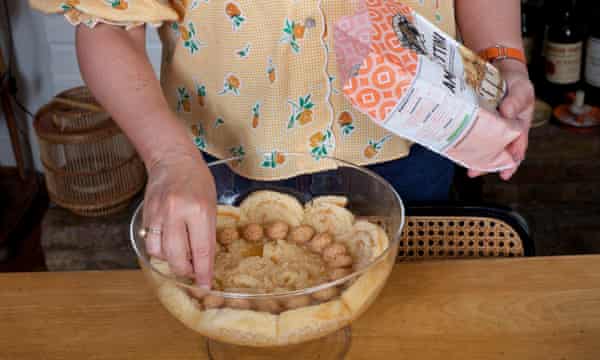 Rachel Cook pone galletas amaretti sobre una base de bizcocho.