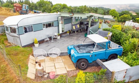 The Bluebird Penthouse caravan and Land Rover hot tub in Devon.