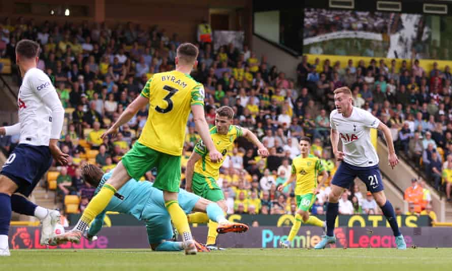 Dejan Kulusevski scorer Tottenhams første mål mot Norwich.
