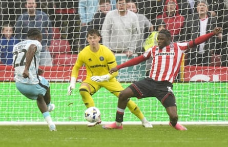 Charlton’s Isaac Olaofe scores the only goal of the game in added time.