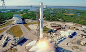 Il razzo SpaceX Falcon 9 con la navicella Dragon parte da Cape Canaveral all'inizio di questo mese.