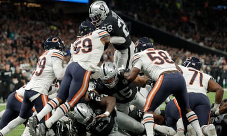 Oakland's early arrival pays off against Bears and Jacobs profits