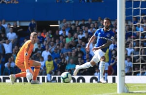 Walcott marks Everton's fourth.