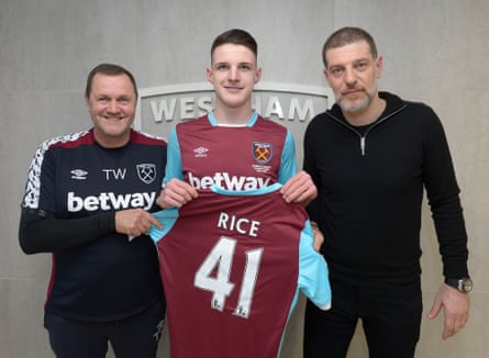Declan Rice with Terry Westley (left) and the West Ham manager Slaven Bilic in 2017