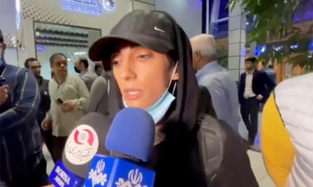 İran Devlet Medyası'nın Twitter hesabından Elnaz Rekabi ile Tahran'da havalimanına vardığında yaptığı röportajın karesi.  19 Ekim 2022