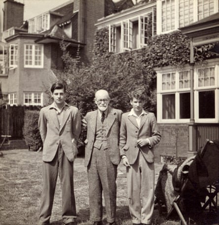 Sigmund Freud in London, with two of his grandsons Anton Walter and Lucian, 1938 (b/w photo) Maresfield Gardens with his two grandsons Anton Walter (g) and Lucian (d), 1938 (Freud has cancer in the left cheek))