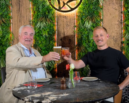 Robin and Aslak clinking glasses at a restaurant table