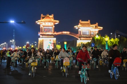 College students from Zhengzhou cycle to Kaifeng.
