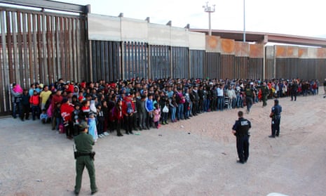 A photo released by US Customs and Border Protection (CBP) shows some of 1,036 migrants who crossed the US-Mexico border in El Paso, Texas on 29 May 2019.