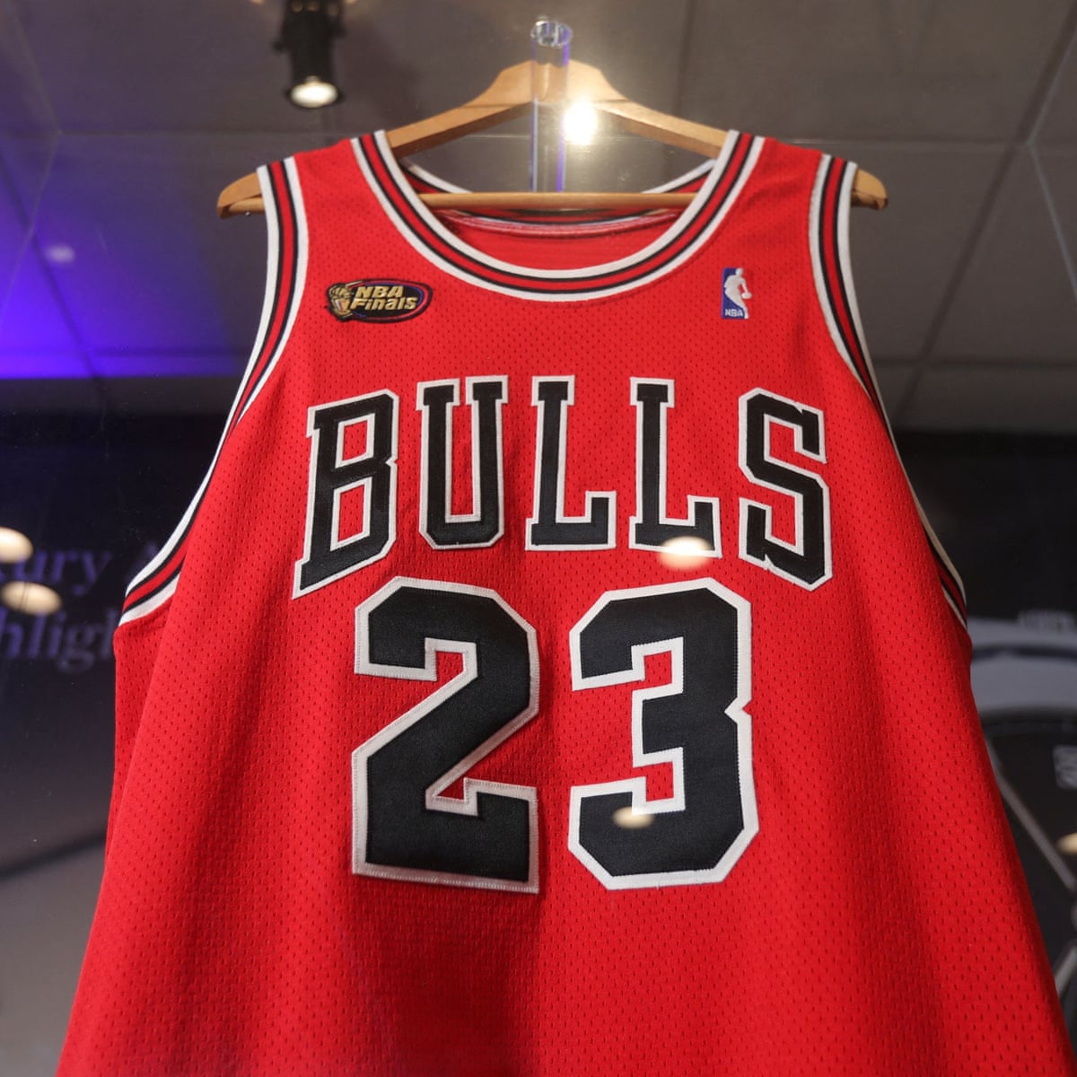 capitán Absoluto tobillo Michael Jordan's 'Last Dance' Chicago Bulls jersey sells for record $10.1m  | Michael Jordan | The Guardian