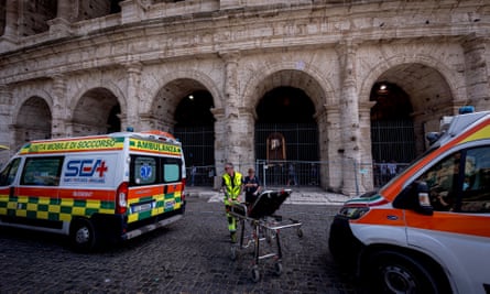 Υγειονομικό προσωπικό έξω από το Κολοσσαίο στη Ρώμη αυτή την εβδομάδα.