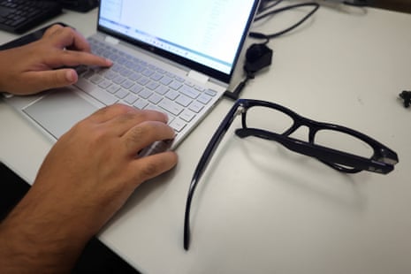 A pair of smartglasses