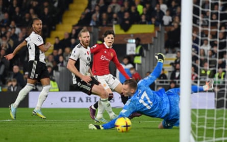Alejandro Garnacho of Manchester United scores in the 93rd minute as Bernd Leno of Fulham dives in vain at Craven Cottage
