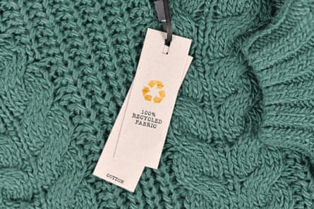 Étiquettes disant coton et 100 % recyclé sur un vêtement vert