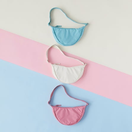 Tas selempang mini bulat dari Uniqlo.