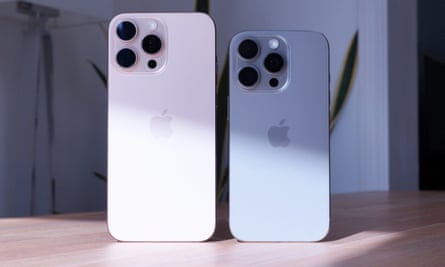Le dos de l'iPhone 16 Pro Max et iPhone 16 Pro.