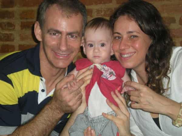 Jonathan Knowles com Sheila e filho Enzo