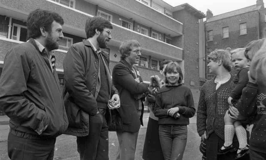Sinn F ின் en los diputados Owen Karon y Jerry Adams con Christie Burke, la candidata del partido para Dublin Central en 1983