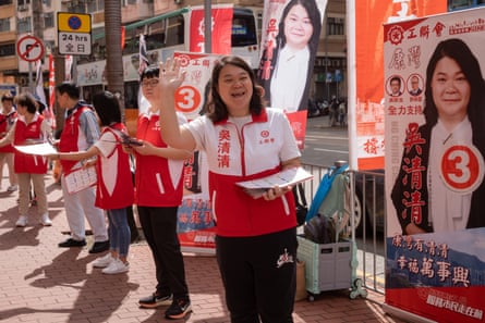 مرشح سياسي يسعى للحصول على الدعم في الشارع.