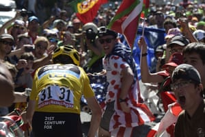 Here’s a rider’s eye view of Froome navigating through the crowd 