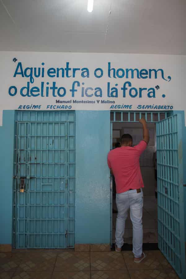 ‘The man enters, the crime stays outside’: Doors separate Itaúna’s semi-open and closed regime