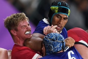 Sebastien Vahaamahina de Francia le dio un codazo a Aaron Wainwright durante los cuartos de final de la Copa Mundial de Rugby.