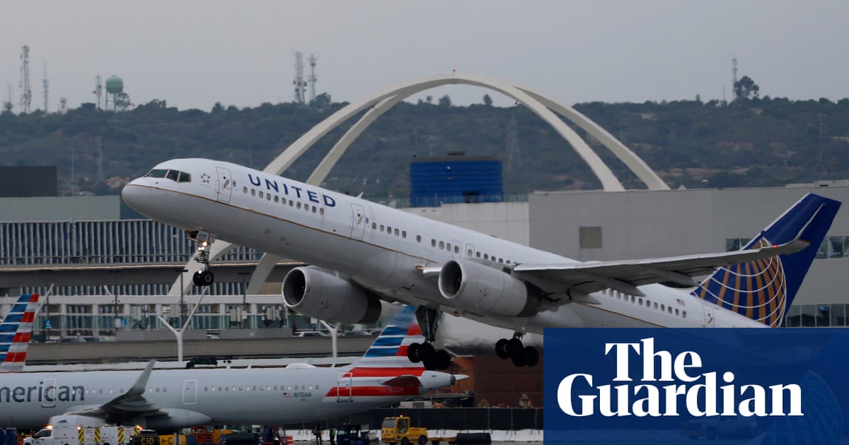 تنخفض إمدادات وقود الطائرات في كاليفورنيا إلى أدنى مستوى لها منذ ثلاث سنوات، حيث تضغط الاضطرابات في الشرق الأوسط على سوق النفط العالمية