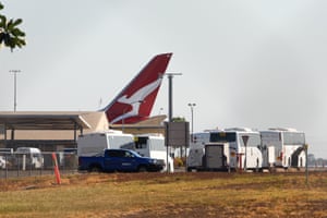 Les passagers d'un vol Qantas sont transportés samedi à l'installation de quarantaine de Howard Springs à Darwin