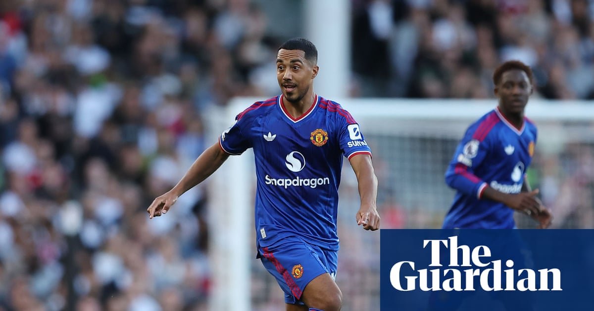 Manchester United’s engine room runs out of steam as fans voice frustration | Jacob Steinberg
