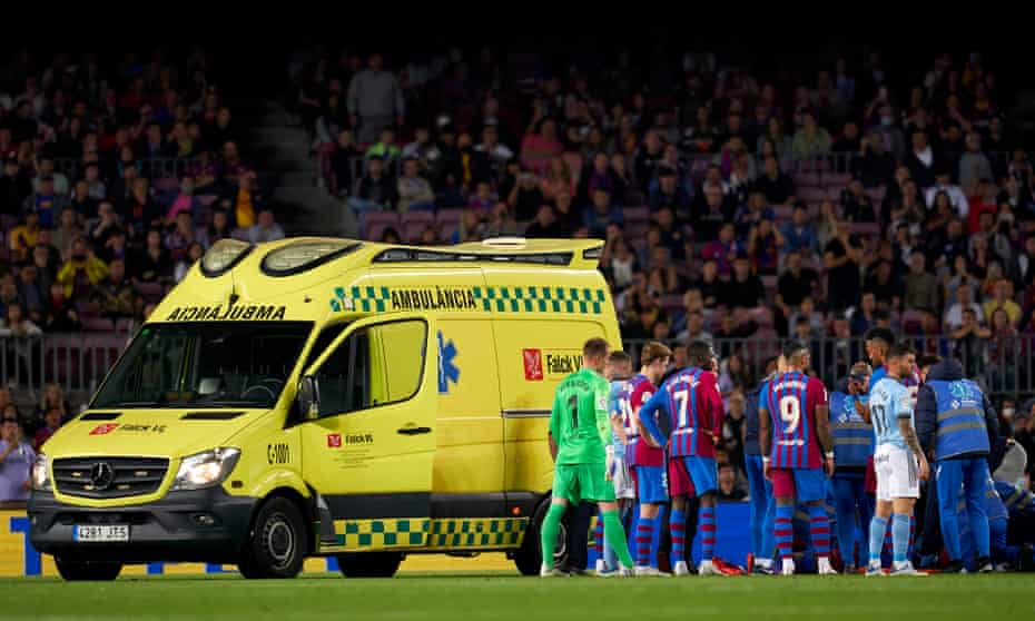 Barcelona’s Ronald Araújo is treated by doctors on the Camp Nou pitch beforre being taken away by ambulance.