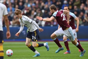 Everton’s English striker Anthony Gordon comes on for Calvert-Lewin.