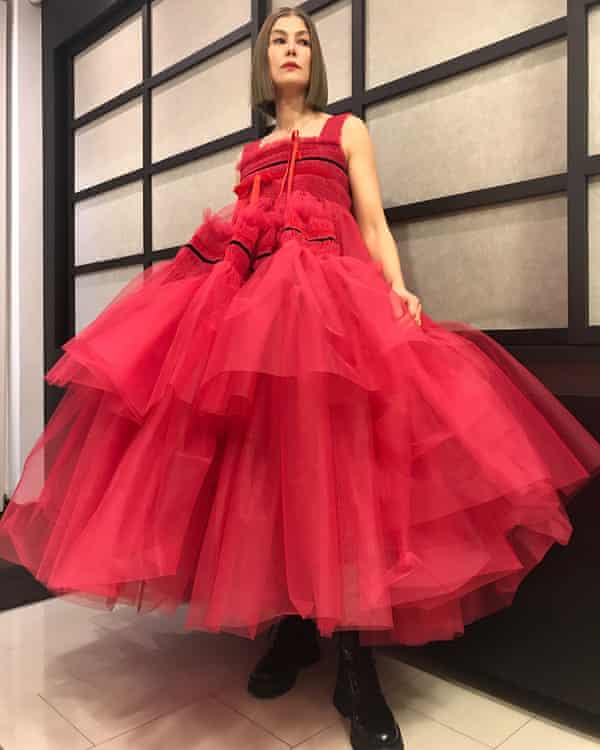 Rosamund Pike shows off her combat boots prior to the Golden Globe awards ceremony.