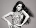 Pailletten, Cher und Showgirls: Kostümbildner Bob Mackie – ein Leben in Bildern