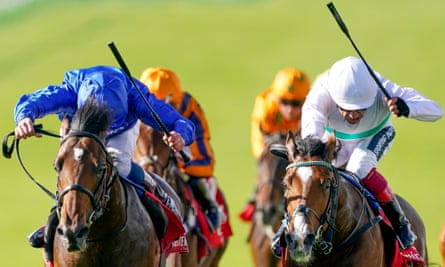 Silver Knott (les couleurs bleues) est le gagnant le plus probable pour les visiteurs lors de la première journée de Breeders' Cuo à Juvenile Turf.