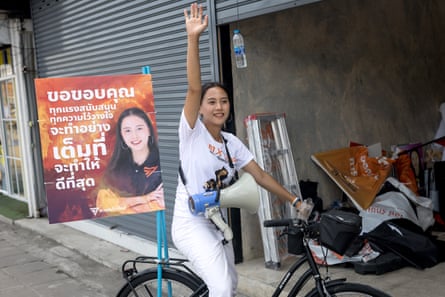 Rokhanouk saluda a sus seguidores frente a la sede de su campaña en Bangkok.