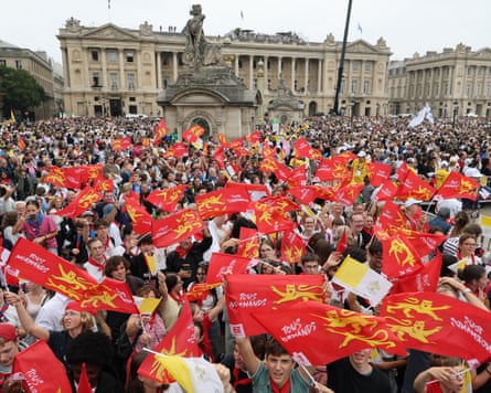Worshippers gather at the Place de la Concorde for Pope Leo’s open-air mass.