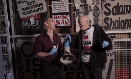 Mark Rylance et Michael Culver examinent les archives de Brian Haw au Museum of London.