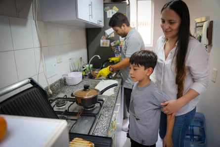 Alejandra defends a freshly baked cake from the clutches of Jeronimo while Mauro washes dishes.