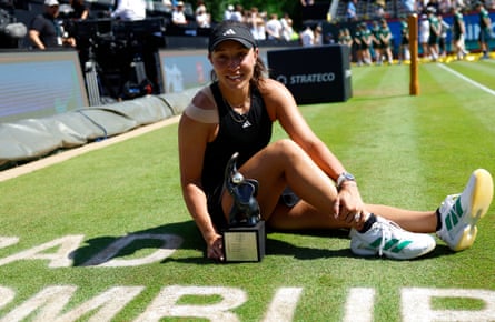 Jessica Pegula with the Bad Homburg trophy after beating Iga Swiatek