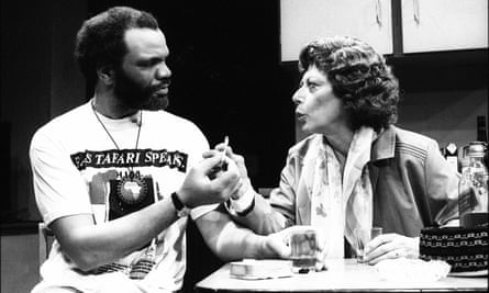 Paul Barber et Miriam Karlin dans Not Fade Away de Barrie Keeffe au Theatre Royal Stratford East, mis en scène par Philip Hedley, en 1990.