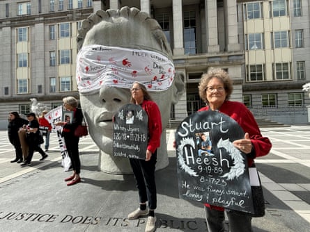people protesting extracurricular a courthouse holding signs