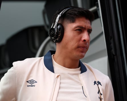 Edson Álvarez gets off the West Ham team bus.