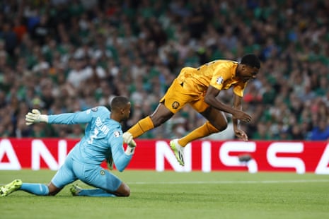 Republic of Ireland v Netherlands: Euro 2024 qualifier – live | Euro 2024 qualifying 6 Ireland goalkeeper Gavin Bazunu fouls Denzel Dumfries of Holland.