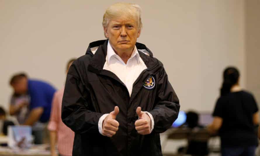 ドナルド-トランプは、ヒューストンのハリケーンハービーの洪水の生存者と訪問します。