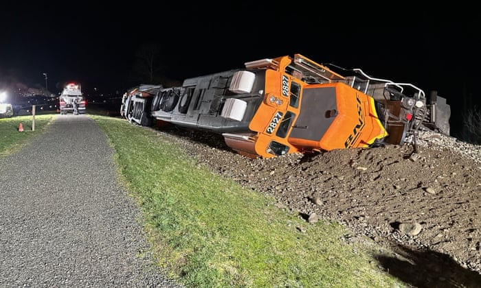 Two trains derail in Washington and Arizona amid rising rail safety concerns (theguardian.com)